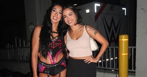 WWE Indi Hartwell Embraces Relationship With Girlfriend。